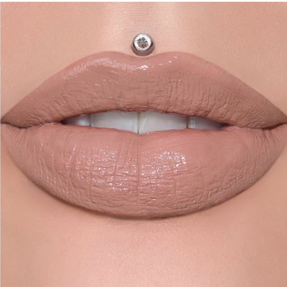 Jeffree Star Supreme Gloss - Supreme Gloss
Mannequin - Picture 2 of 2